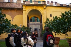Teacher Chiara leads an activity of Scuola Toscana